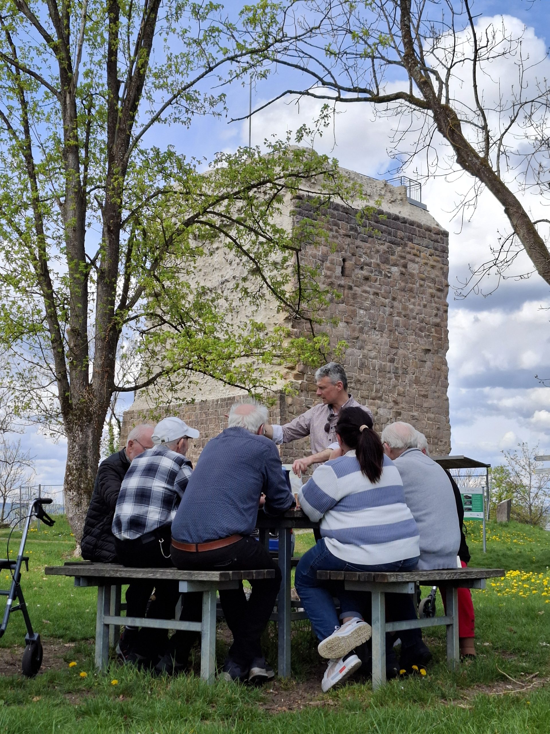 Senioren auf Entdeckungstour: Förderverein Kalsmunt e.V. lädt zur Besichtigung der Reichsburg ein
